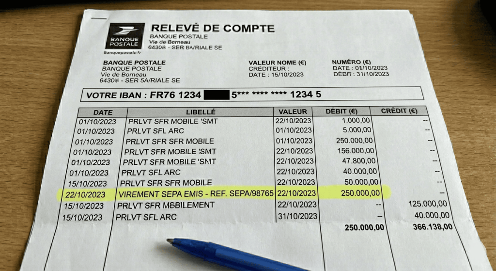 Bureau de notaire avec acte signé et dossier immobilier, documents épais et organisés, ambiance formelle